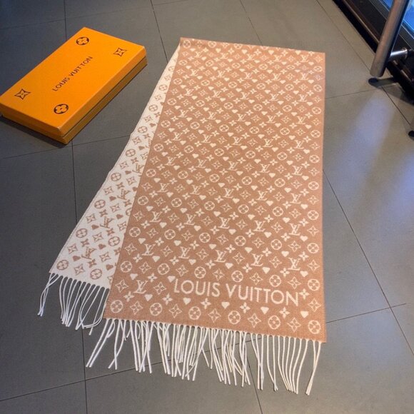 Louis Vuitton Monogram wool scarf - Picture 4 of 8